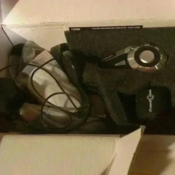 FreedConn 8 way conference intercom system, smart connect helmet audio - Picture 3 of 7